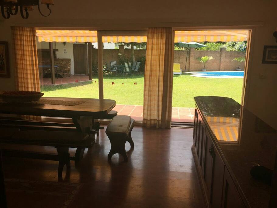 Vista al fondo. Barbacoa y Piscina