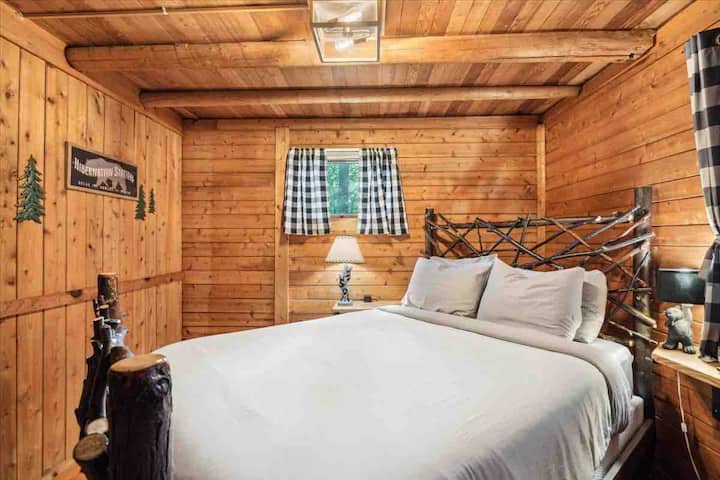 Chumba cha kwanza cha kulala: Chumba cha Kichaa. Ina vizuizi vya kuchaji kitanda na taa kila upande wa kitanda. Televisheni ili uweze kutazama vipindi unavyopenda. Feni ya mnara kwa ajili ya kupoza. Kabati lina pakiti n’ play, lango la mtoto na viti virefu kwa mahitaji yote ya mtoto wako.