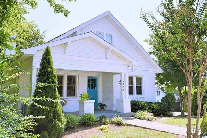 Holiday House! Hot Tub, Marg Machine, Walk 12South gallery image 5