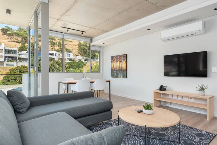 Modern Two Bedroom Apartment with Mountain Views gallery image 3