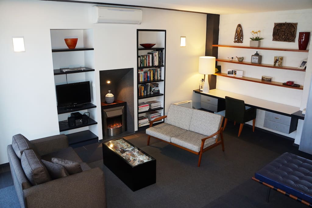 Lounge room, desk wifi