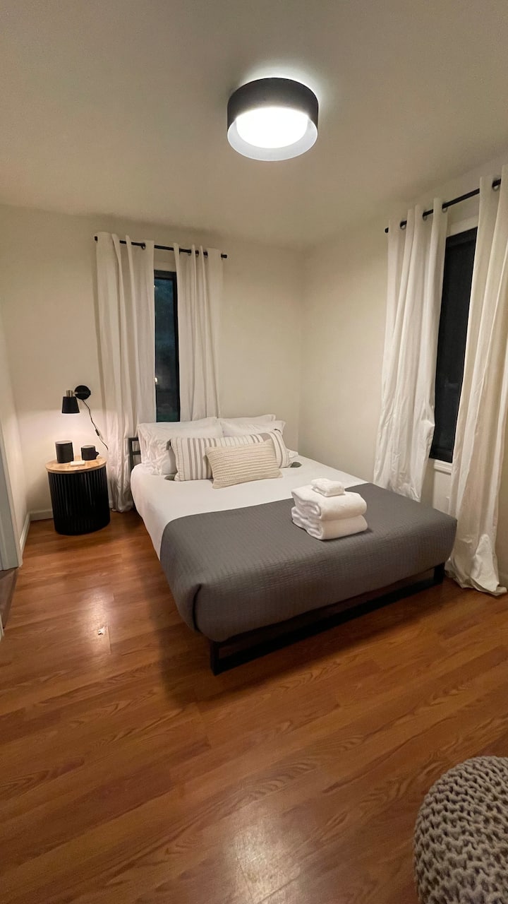 Right bedroom:  Sleep tight on your Sweetnight mattresses!