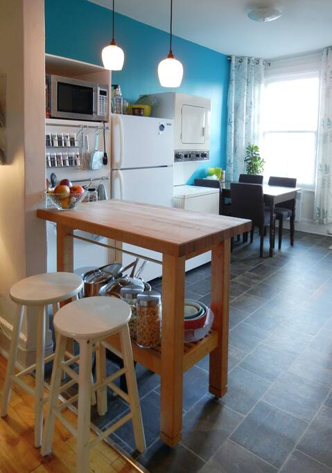 L'espace îlot entre le salon et la cuisine est très convivial.