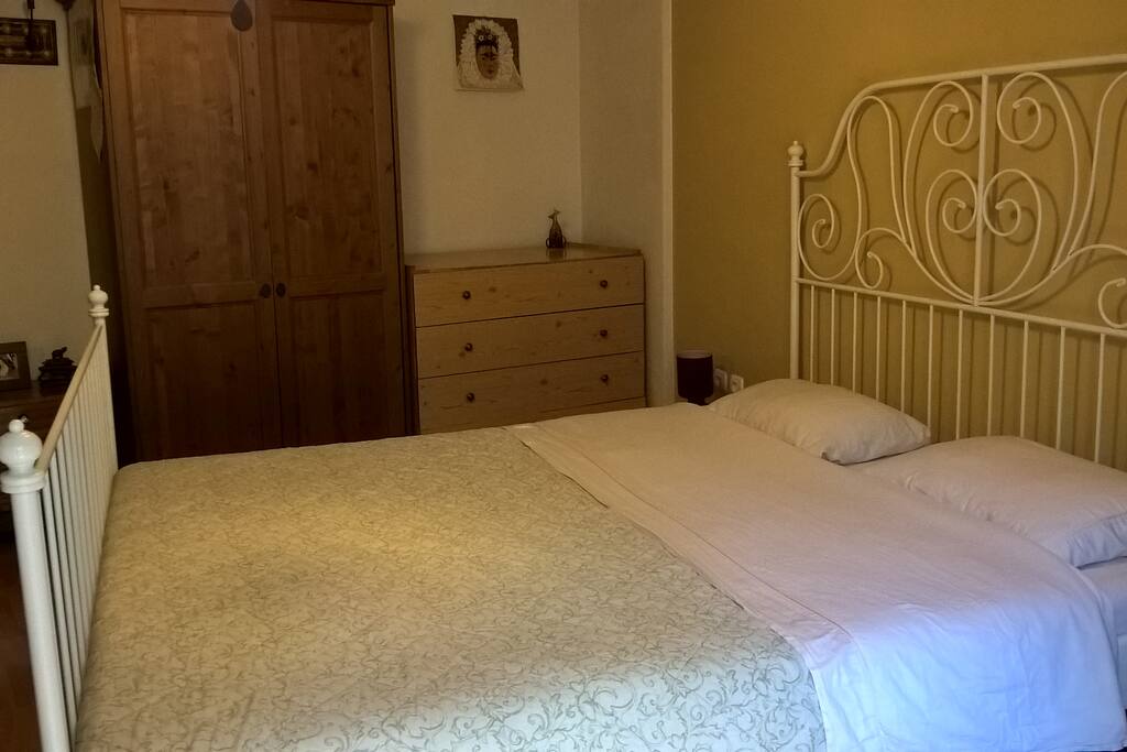 Queensize bedroom #3