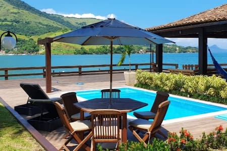Casa maravilhosa com super deck privativo em Angra