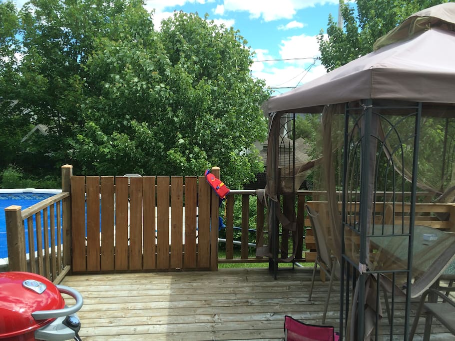 Balcon avec table, chaises, BBQ et piscine