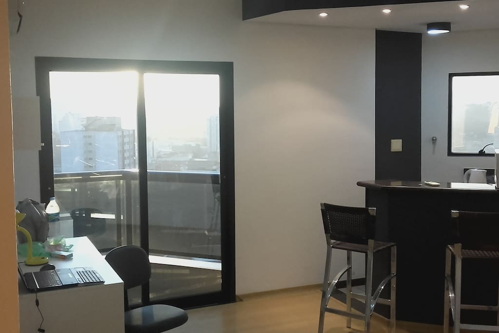 Sala com mesa de trabalho