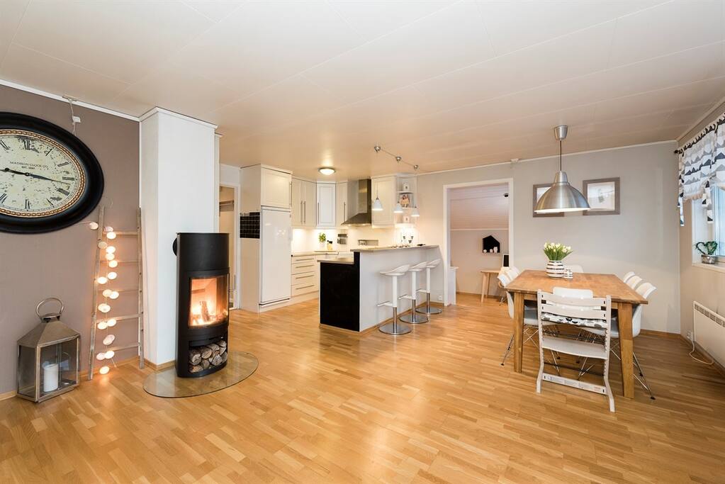 Kitchen and diningroom with fireplace
