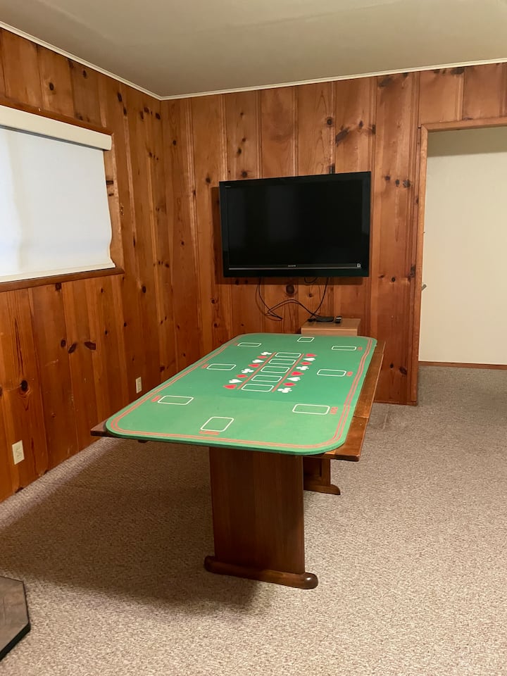 Масата за игри се протега за играње игри.