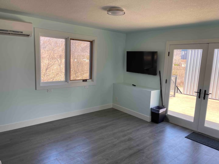 Cozy Suite W/ Private Full Bath(1) - Oliver
