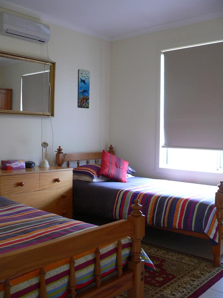 4. spálňa; 2 jednolôžka.