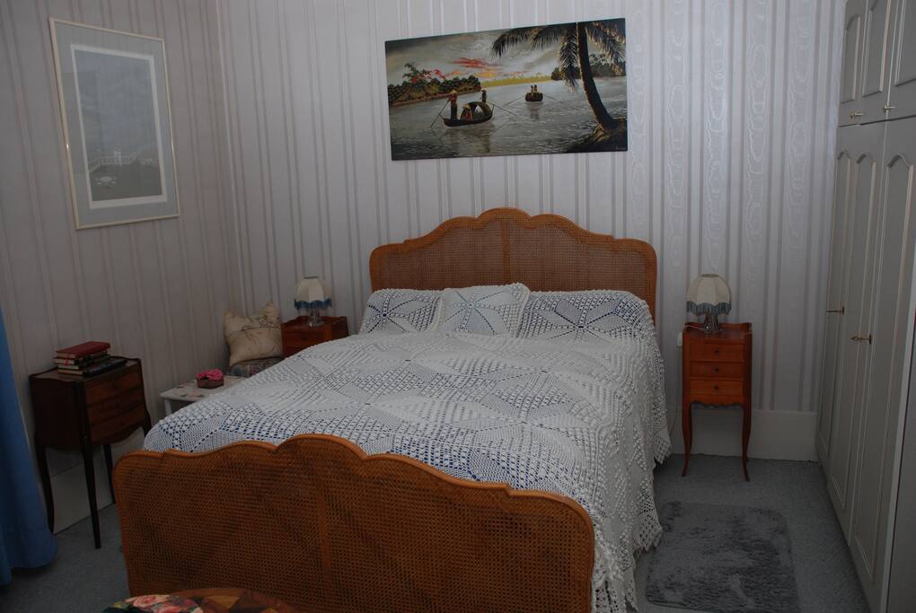 La chambre est spacieuse et le lit de 140cm bien confortable