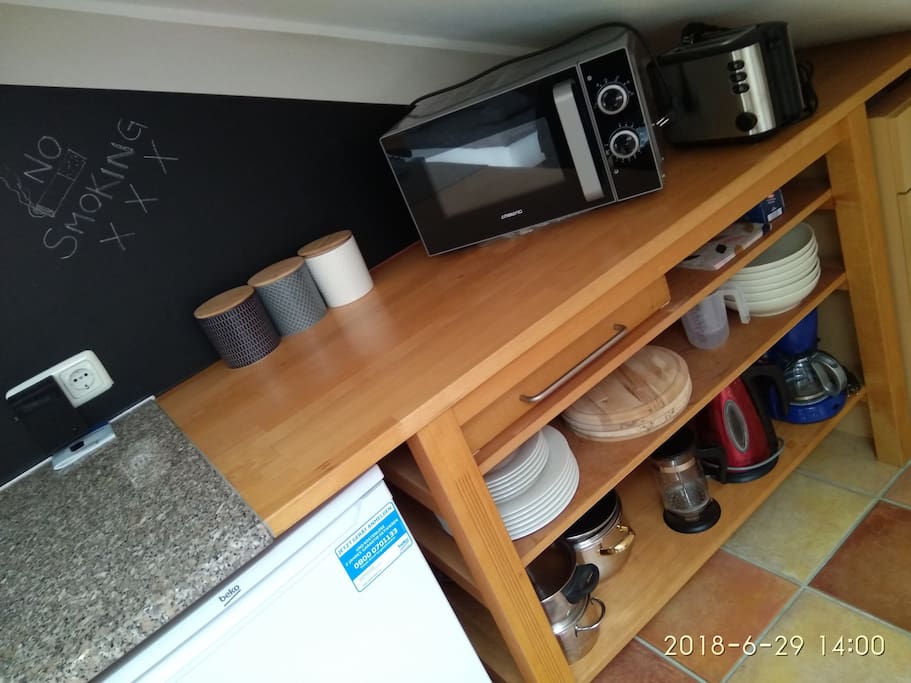 Mikrowelle, Toaster, Kaffee, Kaffeemaschine(Filtermaschine), Gewürze, Essig, Öl, Zucker, Salz, Pfeffer, Radio, Wasserkocher, Töpfe, Teller, Gläser, Weingläser, Kühlschrank, Gasherd, kleiner Überbleibsel-Schrank