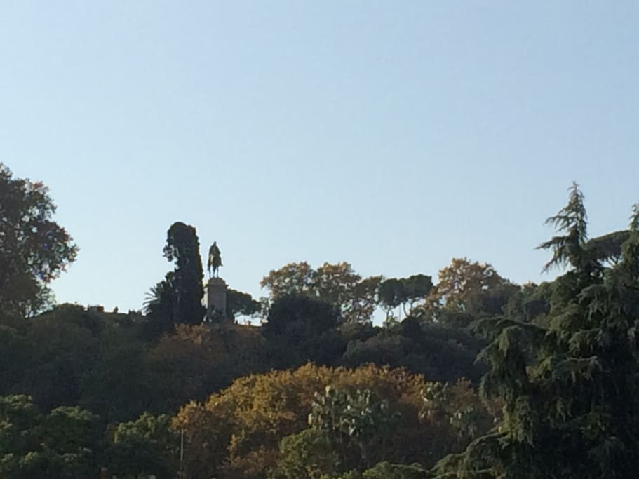 Vista dalla terrazza (statua di Garibaldi al Gianicolo)
