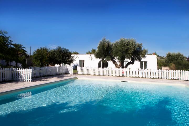 Beautiful Villa with garden + pool. Safe for kids.