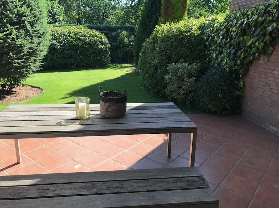 In wunderbar ruhiger Lage mit überdachter Terrasse und schönem Garten zum Entspannen