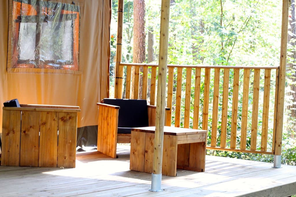 Veranda met uitzicht op het bos.
