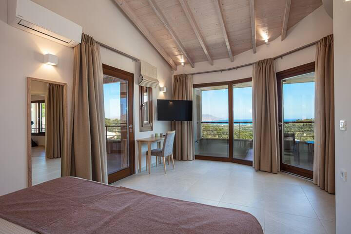 Stunning panoramic and sea views and jacuzzi! gallery image 3