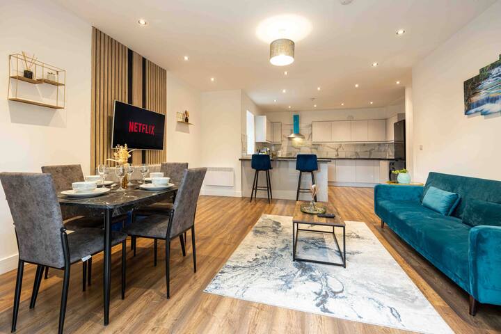 Vibrant 2BR Apartment in Chorlton, Free Parking gallery image 2