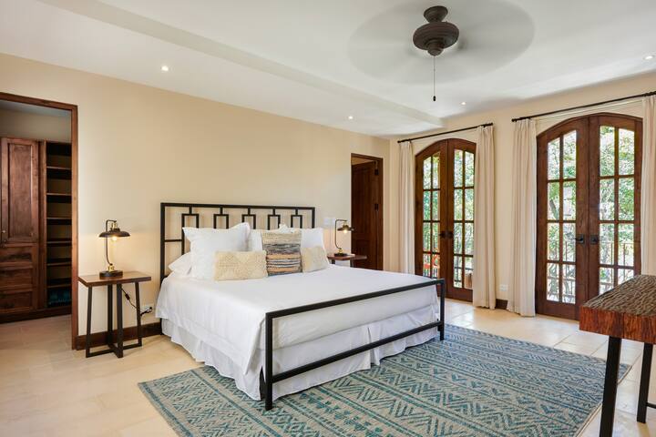 Oceanfront With Pool & Beach Club - Casa Los Monos