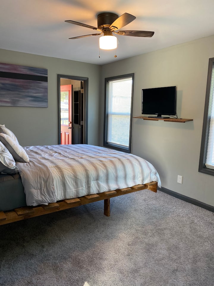 Dormitorio principal con cama tamaño queen