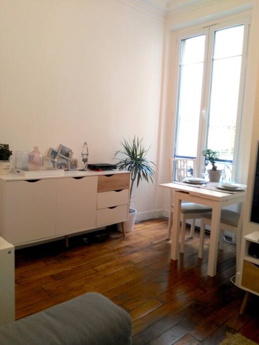 Un coin repas pour deux personnes avec table extensible