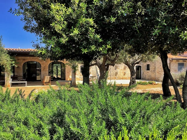 MASSERIA CON CAMPO TENNIS E PISCINA