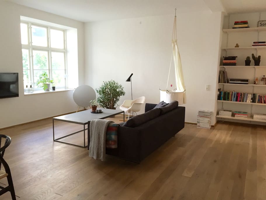 Bright living room with access to the private terrace
