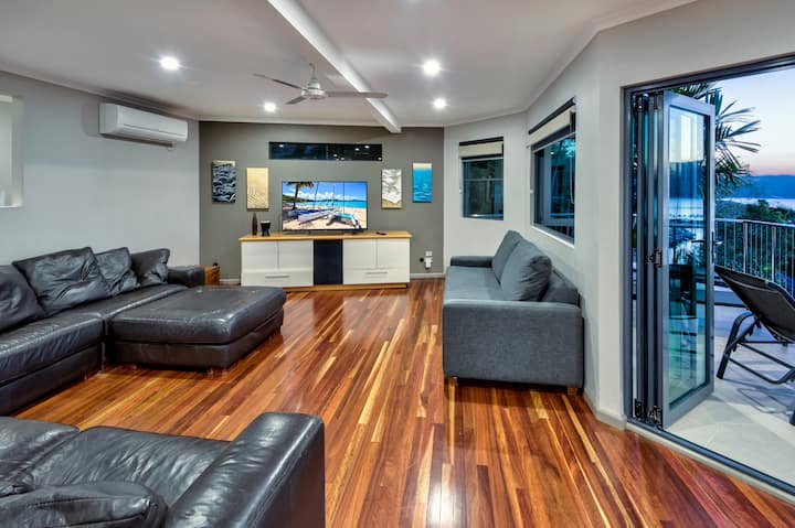 טרקלין בקומה האמצעית עם ספה נפתחת