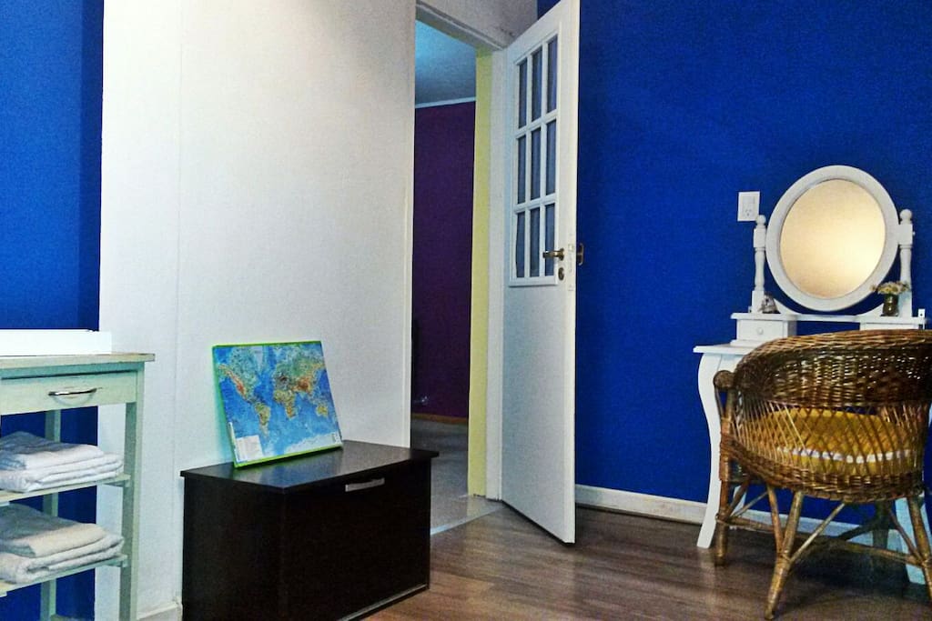 Amplio dormitorio con cama matrimonial, aire acondicionado frío / calor y detalles para que disfrutes tu estadía en casa.