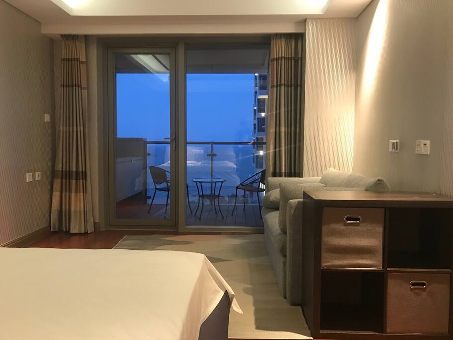 海景卧室,客人说,一觉睡醒,满眼大海(大床:1.8*2;沙发床1.5*2)
