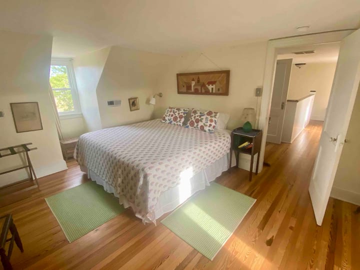 Главната спална соба на горниот кат е составена како брачен кревет (широк 150-179 см). Со претходно известување може да се подели на два двокреветни кревета xl. 