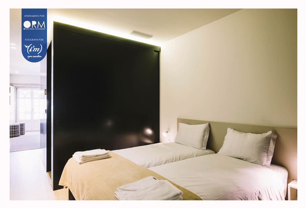 Bedroom with 2 single beds