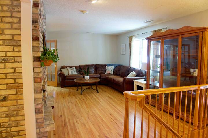 5 bdrm house w/HOT TUB across from Moore Lake Park gallery image 5