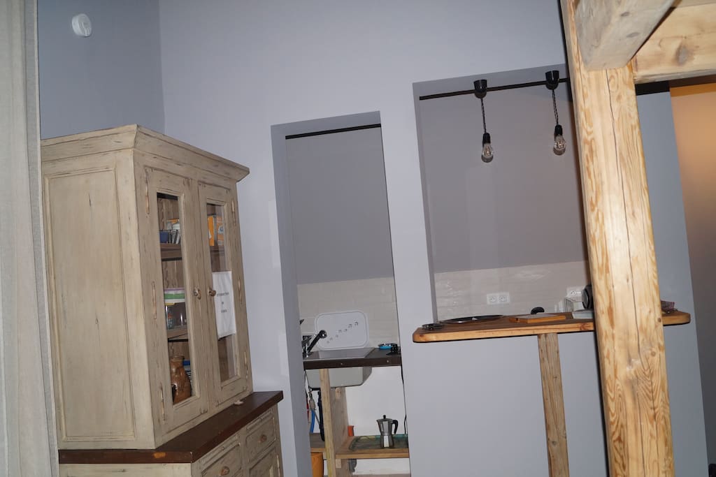 Meuble ancien pour vaisselle.