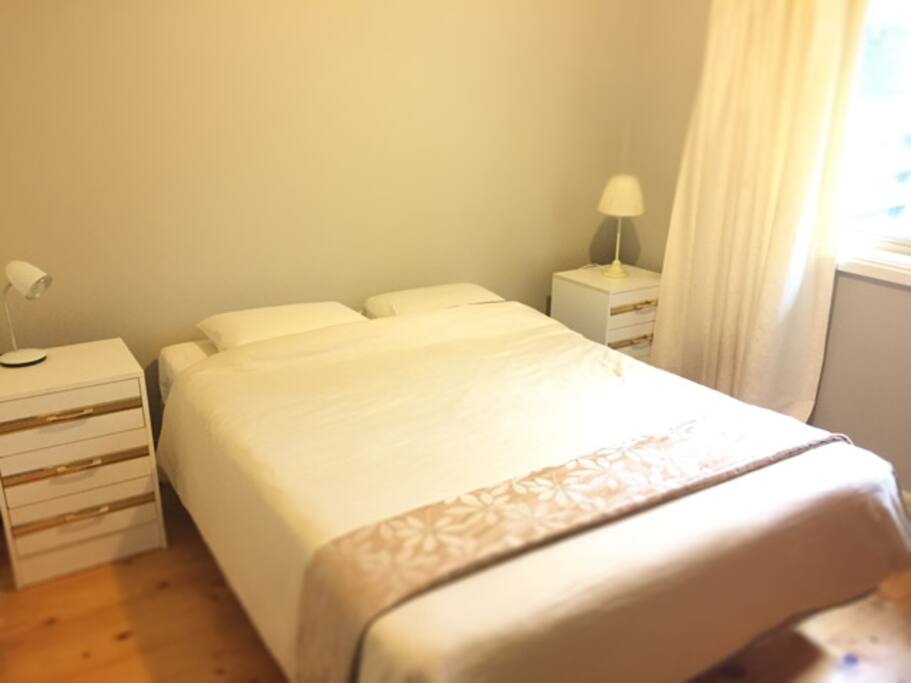 Queen Bed, View to Rear Garden