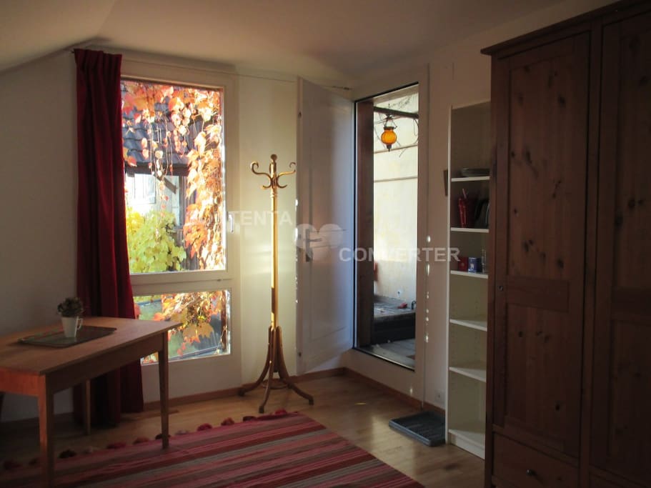 Teil Deines wznderschönen Zimmers.
Part of your beautiful room.