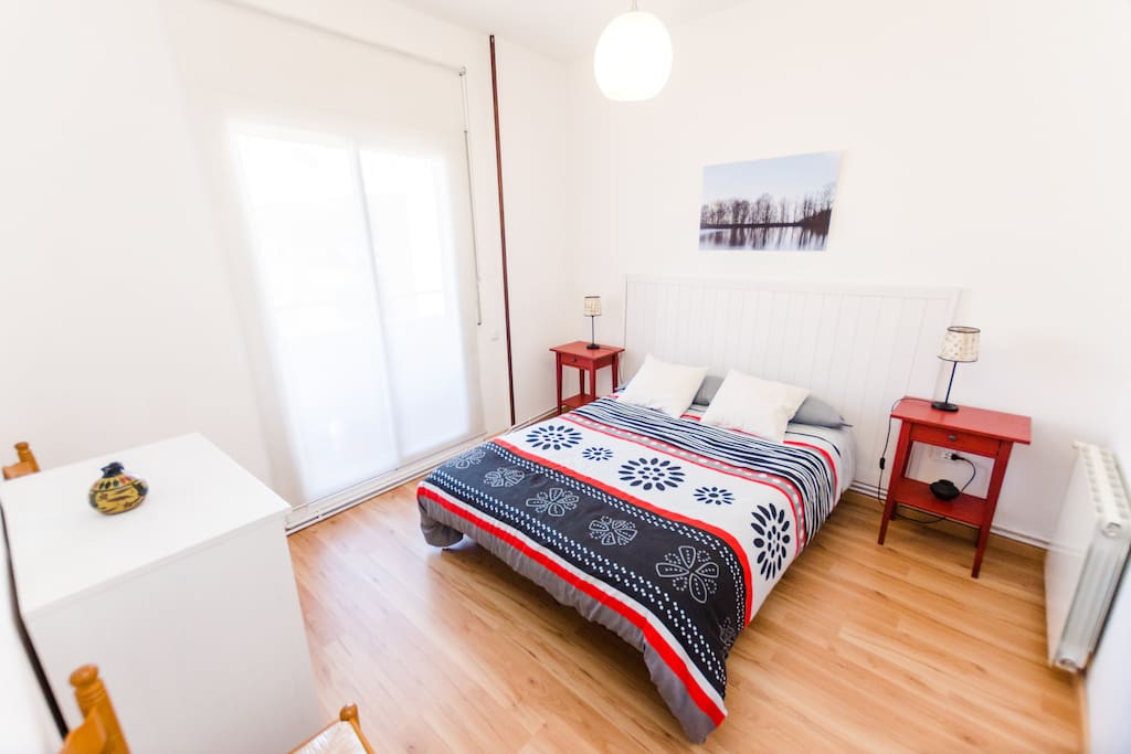 Habitació doble (con estantería)
