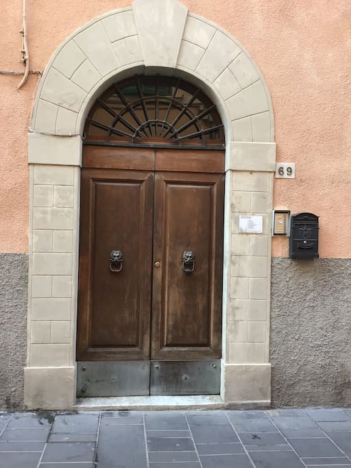 Casa Le Antiche Mura: porta di ingresso - entrance door