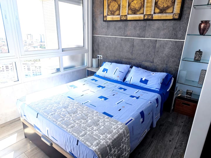 เตียงขนาดใหญ่พร้อมฟูกนอนพร้อมเมมโมรี่และ CANape พร้อมท้ายโซฟาเตียงเด็กฟรีตามคำขอ  ตื่นขึ้นมาทุกเช้าพร้อมวิวทะเลที่น่าประทับใจและ BAHIA DE มาลากาไม่มีใครเทียบได้