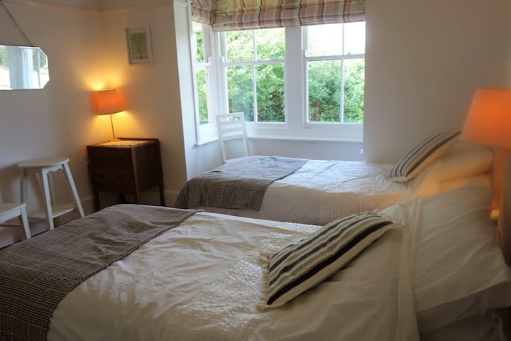 Ტყუპი ოთახი სოფელს გადაჰყურებს.