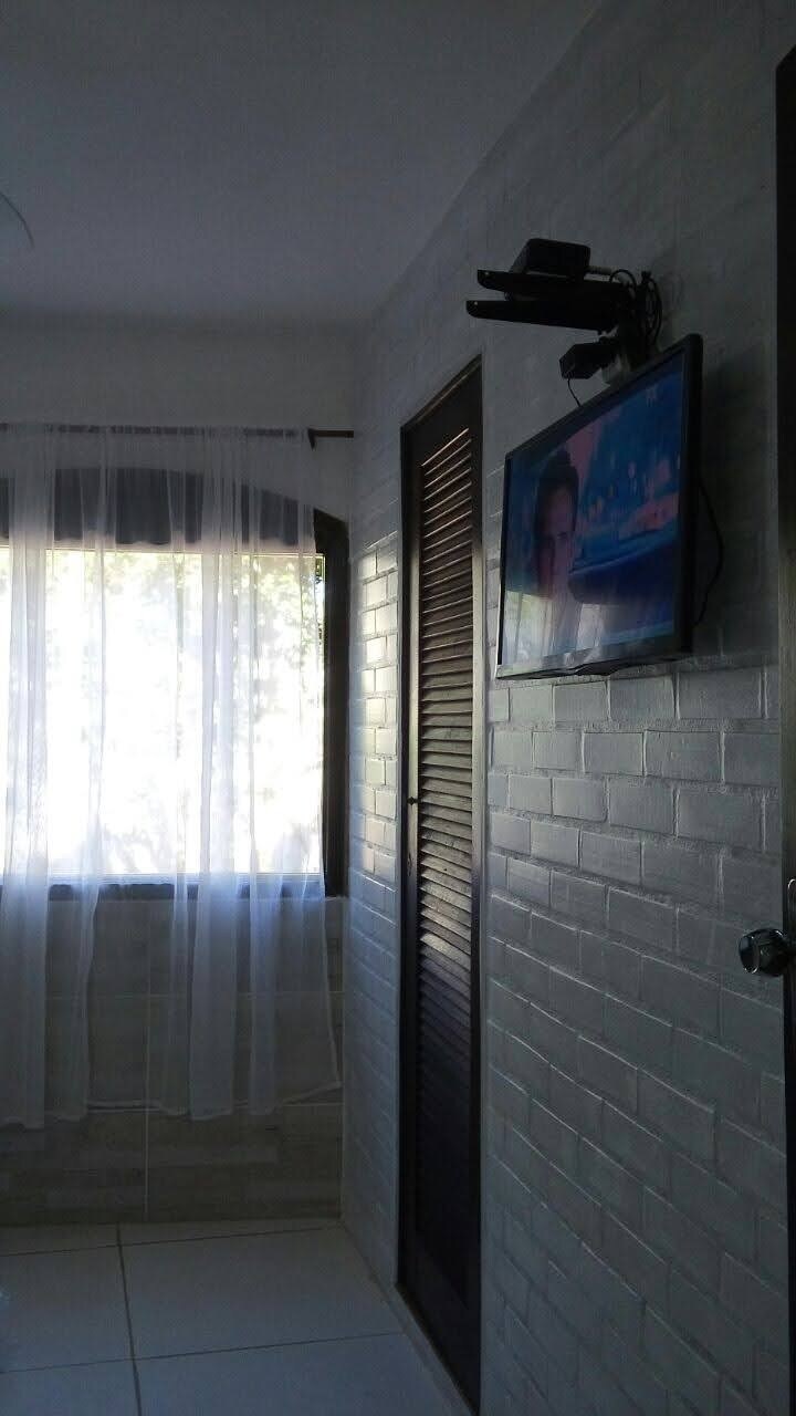 อีกด้านหนึ่งของห้องนอนคู่ที่มีทีวี