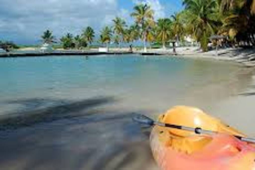 Une plage propre et sécurisé avec un centre nautique. Accès plage direct.