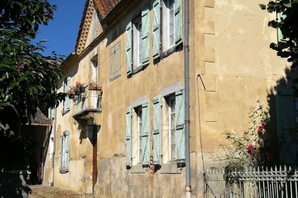 façade sud, jardin, et au fond la terrasse couverte