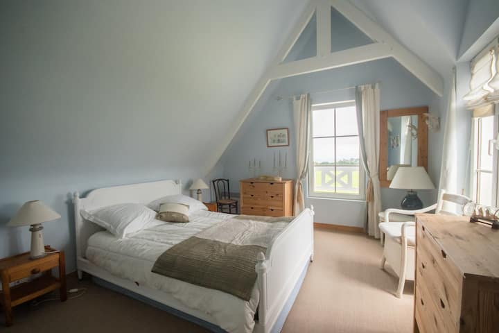 חדר שינה ראשי עם נוף לים גם כן.