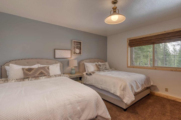 楼下2号卧室配备双人豪华标准双人床