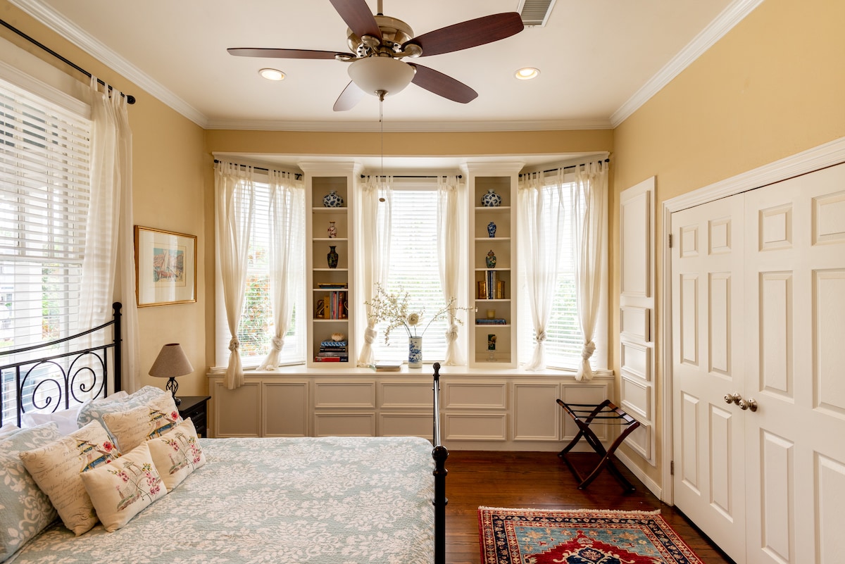 - พักผ่อนอย่างสบายใจในห้องนอนที่หรูหรานี้พร้อมม้านั่งหน้าต่างที่มีชั้นวางของในตัวและม่านที่พริ้วไหว
- พัดลมเพดาน ตู้เสื้อผ้าขนาดใหญ่ และเครื่องนอนที่มีเสน่ห์ช่วยเพิ่มความสะดวกสบาย
- แสงสว่างนุ่มนวลและพื้นไม้เนื้อแข็งช่วยเติมเต็มบรรยากาศที่อบอุ่นและโปร่งสบาย

