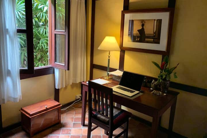 Cozy House In The Historical Centre Of Town - ラオス