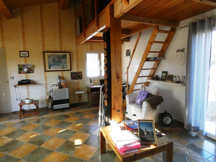 Lit sur mezzanine une person