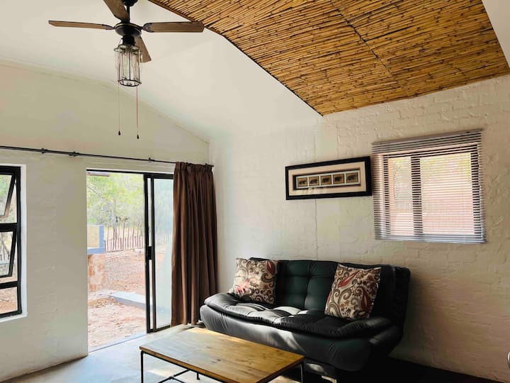 Dnevni boravak s kliznim vratima na terasu s braaiem